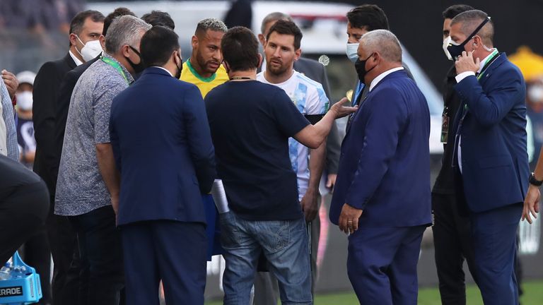 Lionel Messi de Argentina y Neymar de Brasil discuten la situación con los funcionarios