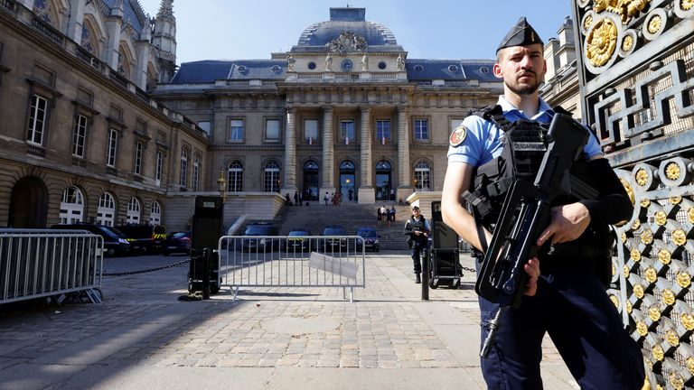 Des forces de police françaises armées sont vues près du palais de justice de Paris sur l'île de la Cité avant l'ouverture du procès des attentats de novembre 2015 à Paris, France, le 7 septembre 2021.  