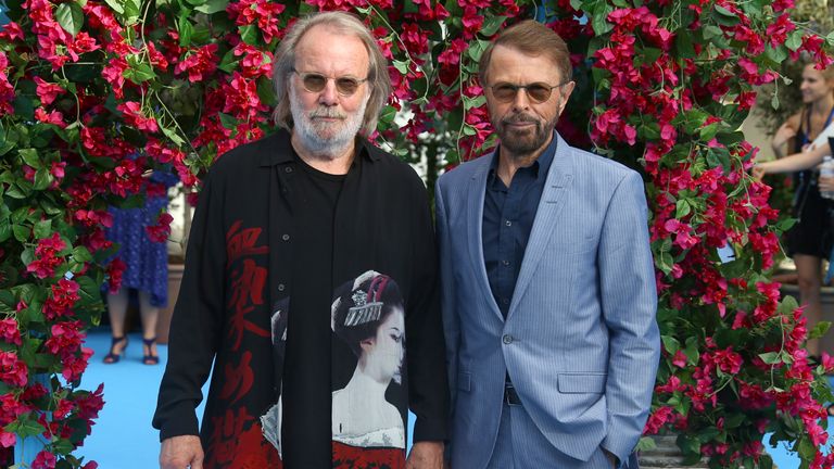 Benny Anderson, izquierda, y Bjorn Olpheus posan para los fotógrafos cuando llegan al estreno mundial de Mamma Mia.  Here We Go Again, en Londres el lunes 16 de julio de 2018 (Foto de Joel C. Ryan / Invision / Associated Press)