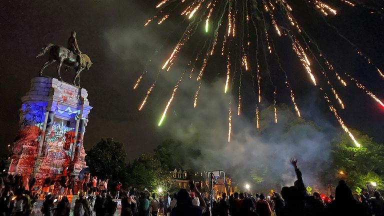 Des feux d'artifice explosent au-dessus de la statue du général confédéré Robert E. Lee lors d'un événement pour marquer Juneteenth, qui commémore la fin de l'esclavage au Texas, deux ans après la proclamation d'émancipation de 1863 a libéré des esclaves ailleurs aux États-Unis, au milieu des manifestations nationales contre les inégalités raciales, à Richmond, Virginie, États-Unis, le 19 juin 2020. Mallory Noe-Payne via REUTERS CRÉDIT OBLIGATOIRE.  DOIT CRÉDIT MALLORY NOE-PAYNE.  MATÉRIAU SENSIBLE.  CETTE IMAGE PEUT OFFRIR OU DÉRANGER LES IMAGES TPX DU JOUR