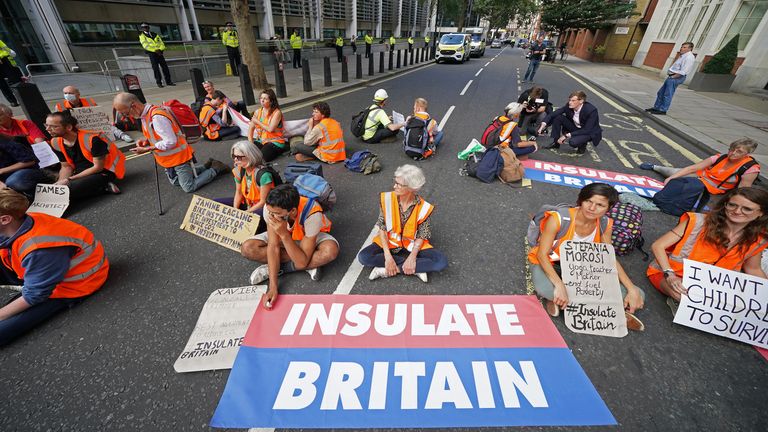 Des manifestants d'Isulate Britain bloquent une route devant le Home Office, dans le centre de Londres.  Photo date : mercredi 22 septembre 2021.