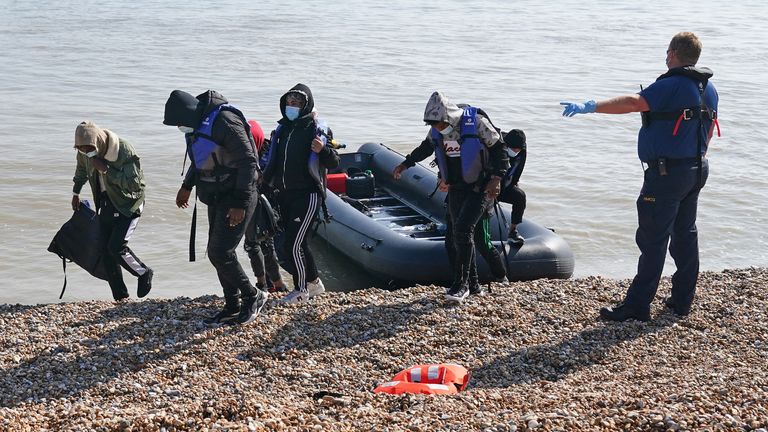 گروهی از افرادی که تصور می شود مهاجر هستند پس از رهگیری توسط خدمه RNLI در پی حادثه قایق کوچک در کانال ، به ساحل در Kingsdown ، کنت منتقل می شوند.  تاریخ تصویر: سه شنبه 7 سپتامبر 2021.