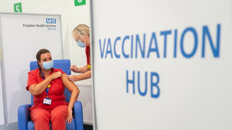 EMBARGO TO 1300 GIOVEDI' 16 SETTEMBRE Mel Whiteley riceve un vaccino di richiamo Covid-19, somministrato al Croydon University Hospital, a sud di Londra, mentre il NHS inizia la sua campagna di vaccinazione di richiamo Covid-19.  Data immagine: giovedì 16 settembre 2021.