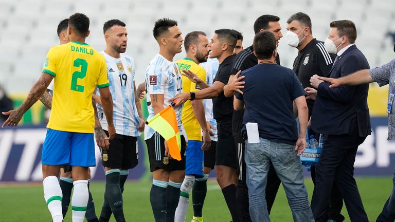 Jugadores brasileños y argentinos se pronunciaron luego de que el partido fuera interrumpido por funcionarios de salud.  Imagen: A.P.