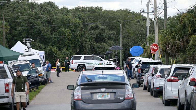 La police examine la réserve Carlton.  Photo : AP