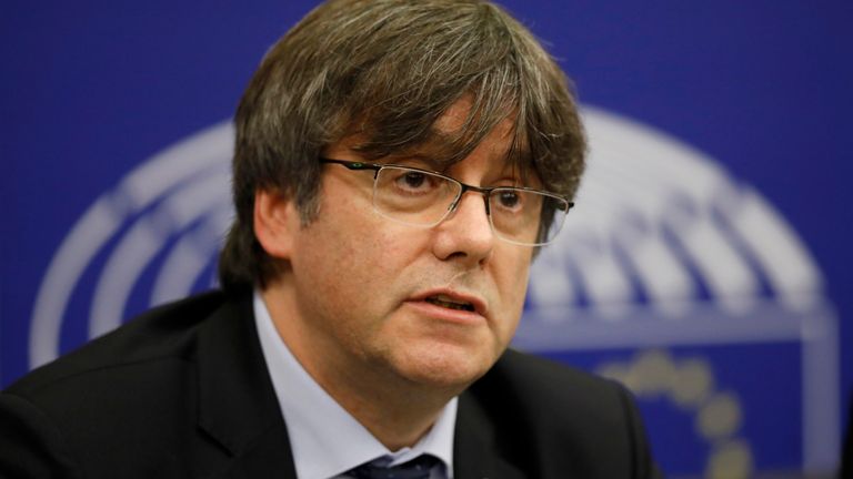 La policía registra las alcantarillas mientras el ex presidente catalán Carles Puigdemont promete regresar a España | noticias mundiales