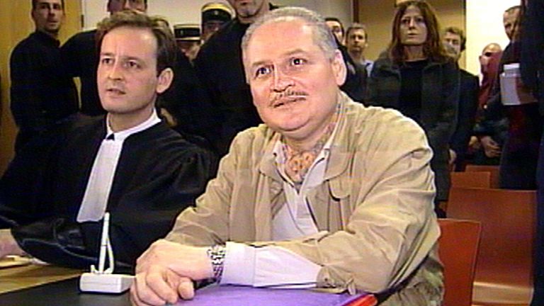 CARLOS "LE CHACAL" ET AVOCAT AU TRIBUNAL DE PARIS LORS DU PROCÈS DE FRANCFORT DU COMPLICE ALLEMAND HANS-JOACHIM KLEIN.  Ilich Ramirez Sanchez, mieux connu sous le nom "Carlos le Chacal" (R) est assis à côté de son avocat Francis Vuillemin (L) au tribunal de Paris le 28 novembre 2000 coïncidant avec un procès à Francfort de son ancien complice allemand Hans-Joachim Klein.