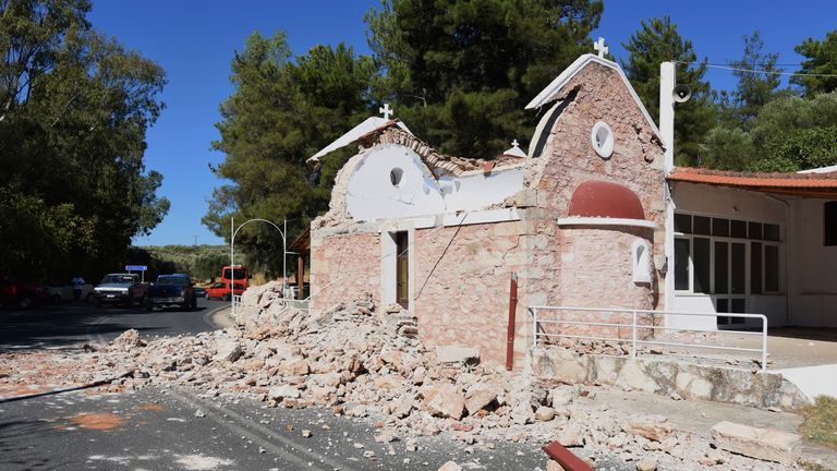 Kapel Ortodoks Yunani yang rusak terlihat setelah gempa bumi kuat di desa Arcalochori di selatan pulau Kreta, Yunani pada Senin, 27 September 2021. Gempa bumi kuat dengan kekuatan awal 5,8 melanda pulau selatan Yunani Kreta, dan Pihak berwenang Yunani mengatakan satu orang tewas dan beberapa lainnya terluka PIC: AP