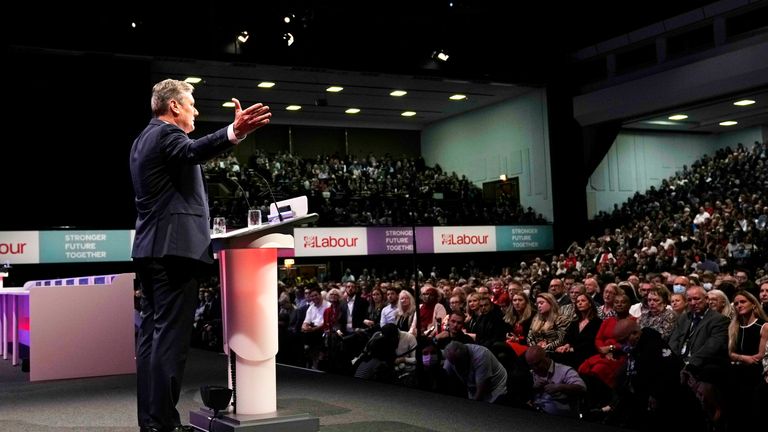 Le chef du parti travailliste britannique Keir Starmer fait un geste alors qu'il prononce son discours lors de la conférence annuelle du parti à Brighton, en Angleterre, le mercredi 29 septembre 2021 PIC:AP