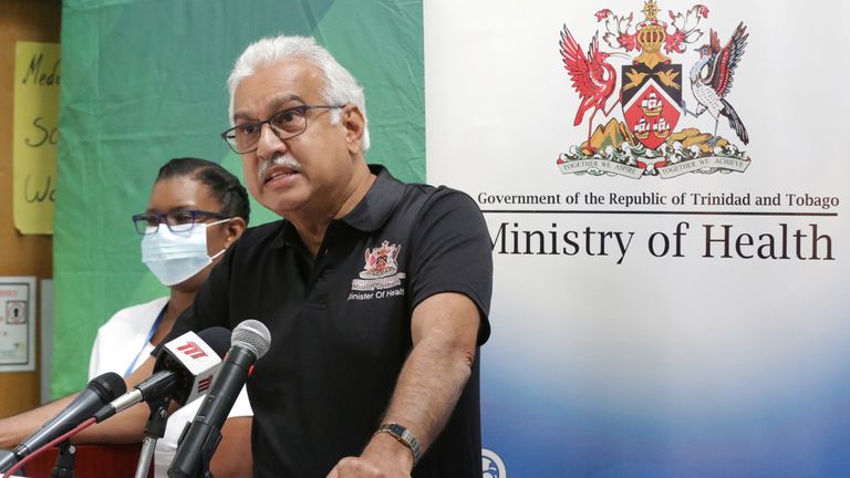 Le ministre de la Santé de Trinité-et-Tobago, Terrence Deyalsingh, s'adresse aux médias avant de recevoir un vaccin contre la maladie à coronavirus (COVID-19), à Champs Fleur, Trinité-et-Tobago, le 6 avril 2021