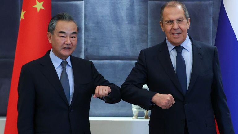 Le ministre russe des Affaires étrangères Sergueï Lavrov rencontre le ministre chinois des Affaires étrangères Wang Yi en marge du sommet de l'Organisation de coopération de Shanghai (OCS) à Douchanbé