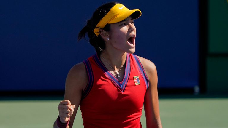 Raducanu a battu l'Espagnole Sara Sorribes Tomo au troisième tour de l'US Open