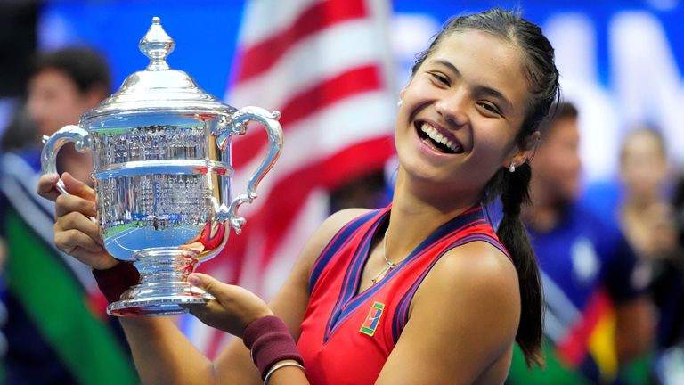 Emma Raducanu celebrates with the championship trophy after her match against Leylah Fernandez