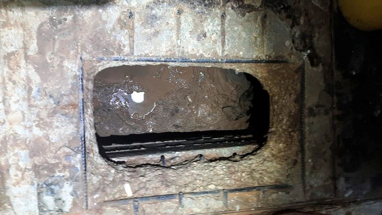 Un trou dans le sol est montré sur cette photo de l'administration pénitentiaire israélienne après que six militants palestiniens se soient échappés de leur cellule dans le nord d'Israël