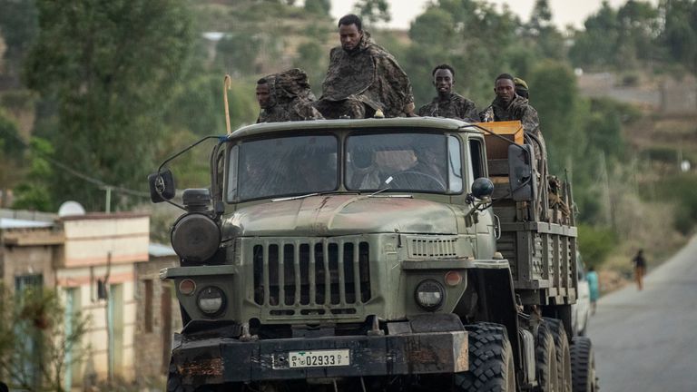Ethiopian government soldiers are seen heading into the Tigray region