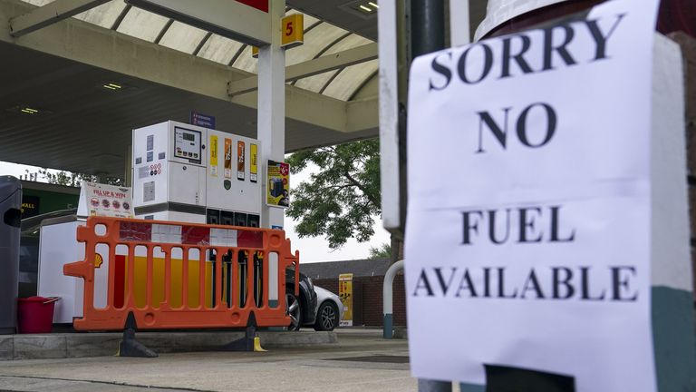 
Download
13:25 - 26 Sep 2021
CONSUMER Shortages
Lorry driver shortage
A Shell petrol station in Bracknell, Berkshire, which has no fuel. Picture date: Sunday September 26, 2021.