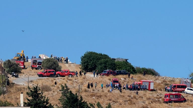 Les pompiers opèrent au sommet d'une colline dans une église grecque orthodoxe démolie après un fort tremblement de terre dans le village d'Arkalochori sur l'île méridionale de Crète, Grèce PIC: AP