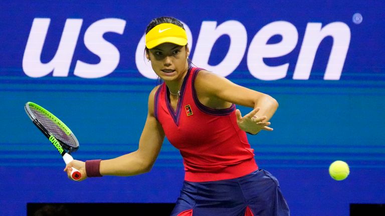Emma Raducanu de Grande-Bretagne frappe un coup droit contre Maria Sakkari de Grèce (pas sur la photo) le onzième jour du tournoi de tennis US Open 2021 à l'USTA Billie Jean King National Tennis Center