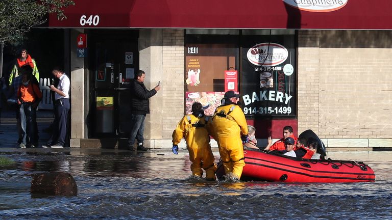 Les premiers intervenants tirent des résidents dans un bateau à la suite des inondations causées par les restes de la tempête tropicale Ida à Mamaroneck, New York