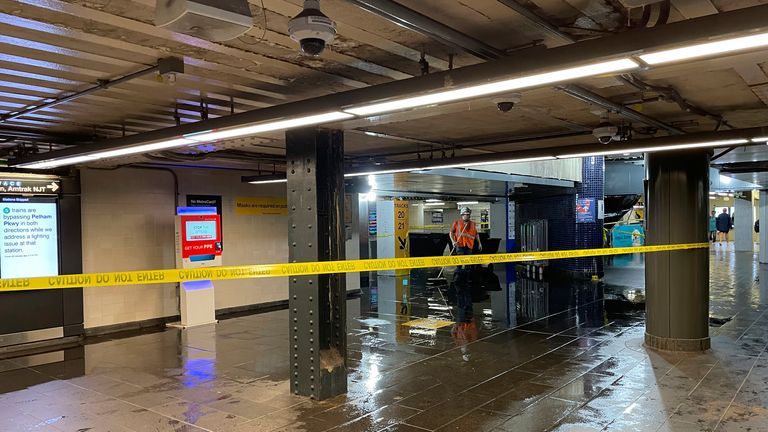 Inundaciones en la estación Penn de Nueva York durante lluvias récord debido a los restos del huracán Ida que azotó el norte de Nueva Jersey y la ciudad de Nueva York.  FOTO: AP