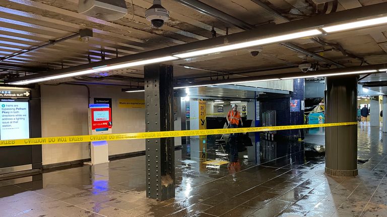 Überschwemmungen an der Penn Station bei rekordverdächtigem Regen aufgrund von Überresten des Hurrikans Ida, der den Norden von New Jersey und New York City traf.  Bild: AP