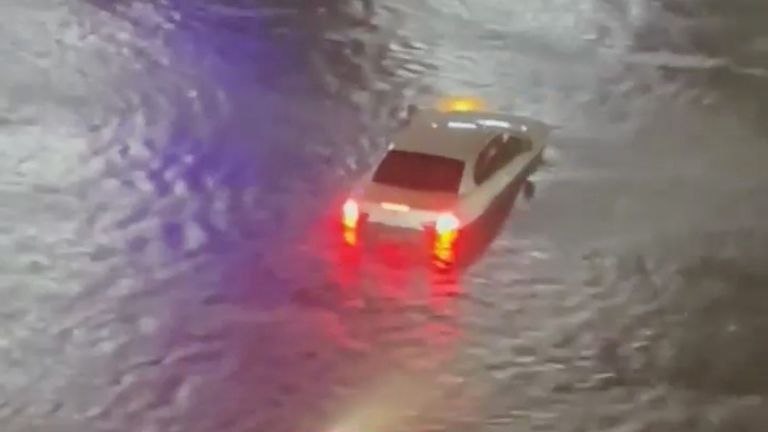 Des véhicules sont bloqués sur une route inondée à Yonkers, alors que les médias locaux ont rapporté les restes de la tempête tropicale Ida apportant des pluies torrentielles et la menace d'inondations soudaines et de tornades dans certaines parties du nord du centre de l'Atlantique , en Nueva York.