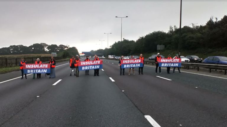 Des manifestants se regroupent sur l'autoroute