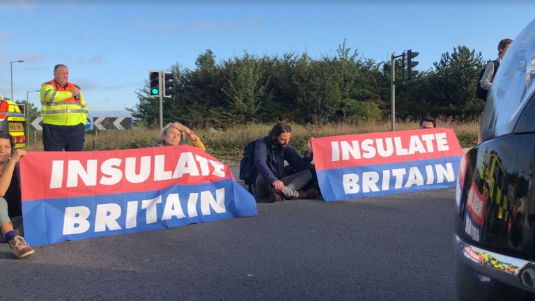 Les manifestants retardent la circulation à un rond-point sur la M25.  Photo : Isoler la Grande-Bretagne