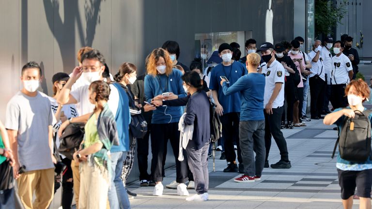 People line in front of Apple Store in Osaka City, Osaka Prefecture on Sep. 24, 2021.  
PIC:AP