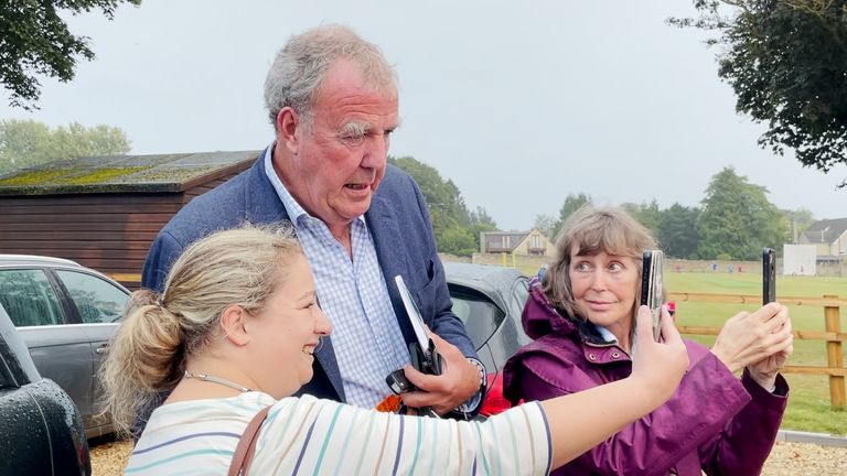 Jeremy Clarkson con fanáticos en Chadlington Memorial Hall