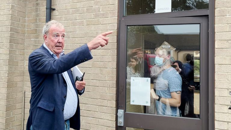 Clarkson celebró una reunión con los lugareños