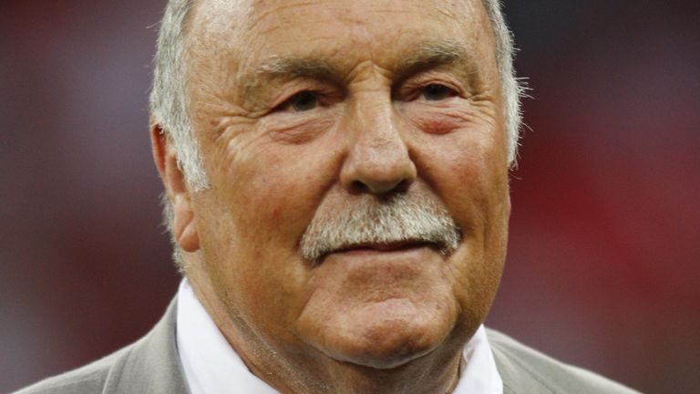 Jimmy Greaves before an England-Andorra match in 2009