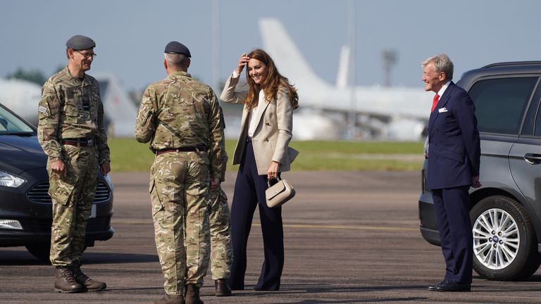 La duchesse de Cambridge arrive pour une visite à RAF Brize Norton, pour rencontrer des militaires et des civils qui ont aidé à évacuer les Afghans de leur pays.  Photo date : mercredi 15 septembre 2021. Steve Parsons/PA Wire/PA Images