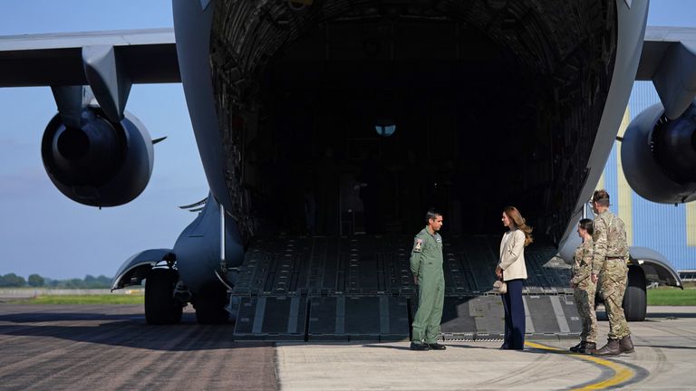 La duchesse de Cambridge arrive pour une visite à RAF Brize Norton, pour rencontrer des militaires et des civils qui ont aidé à évacuer les Afghans de leur pays.  Photo date : mercredi 15 septembre 2021. Steve Parsons/PA Wire/PA Images