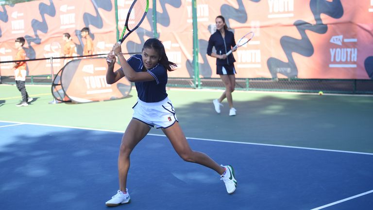 Duquesa de Cambridge con la campeona del British US Open Emma Radukana en el evento organizado por LTA Youth Program