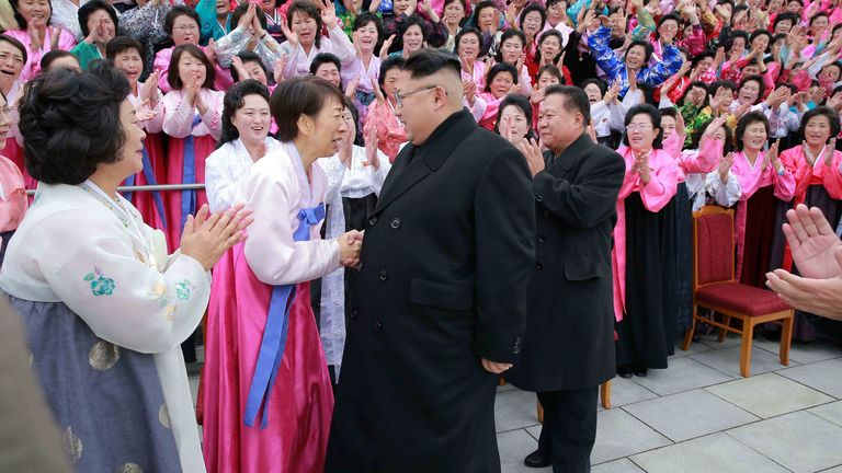 Le dirigeant nord-coréen Kim Jong Un prend part à une séance photo avec les participantes du 6e Congrès de l'Union démocratique des femmes de Corée sur cette photo non datée publiée par l'agence de presse centrale coréenne de Corée du Nord (KCNA) à Pyongyang