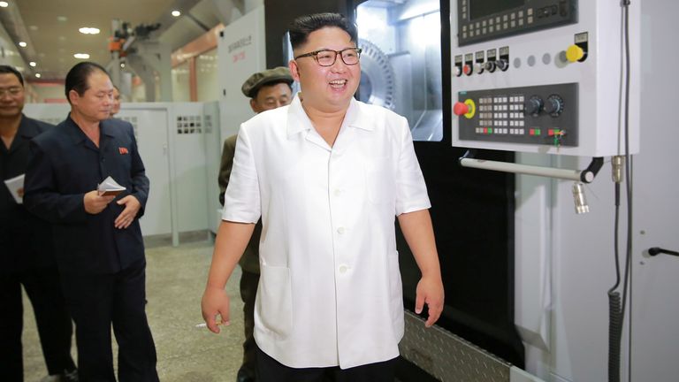 Le dirigeant nord-coréen Kim Jong-Un inspecte l'usine de machines générales du 18 janvier à Pyongyang, en Corée du Nord, sur cette photo non datée publiée par l'agence de presse centrale coréenne de Corée du Nord (KCNA) le 10 août 2016. KCNA/via REUTERS ATTENTION EDITORS - CETTE IMAGE A ÉTÉ FOURNIE PAR UN TIERS.  AUCUNE VENTE À DES TIERS.  EN CORÉE DU SUD.  AUCUNE VENTE COMMERCIALE OU ÉDITORIALE EN CORÉE DU SUD.