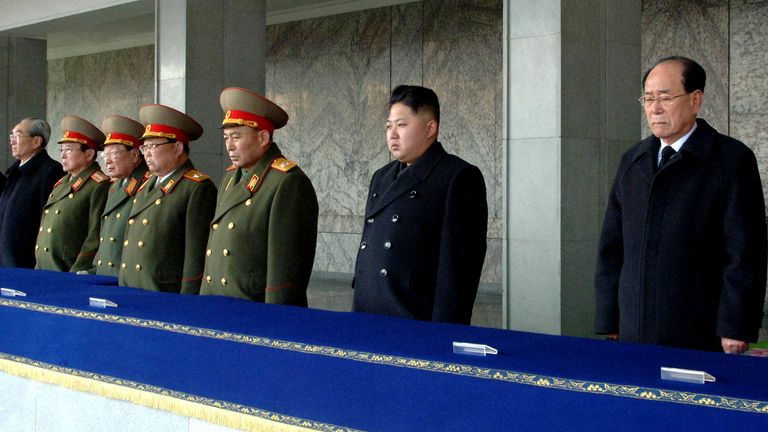 Le nouveau chef de la Corée du Nord Kim Jong-un (2e à droite) regarde, alors qu'il est flanqué du président du Présidium de l'Assemblée populaire suprême de Corée du Nord Kim Yong-nam (à droite) et du chef de État-major général de l'armée populaire de Corée Ri Yong-ho (3e R), lors du mémorial pour feu le dirigeant nord-coréen Kim Jong-il à Pyongyang, sur cette photo KCNA prise le 29 décembre 2011 et publiée le 30 décembre , 2011. L'armée nord-coréenne a organisé mercredi un immense cortège funèbre dans les rues enneigées de la capi