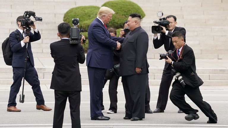 PHOTO DE DOSSIER: Le président américain Donald Trump rencontre le dirigeant nord-coréen Kim Jong Un dans la zone démilitarisée séparant les deux Corées, à Panmunjom, Corée du Sud, le 30 juin 2019. REUTERS/Kevin Lamarque/File Photo SEARCH "DÉFINIR LES PHOTOS DE LA PRÉSIDENCE TRUMP" POUR LES PHOTOS.