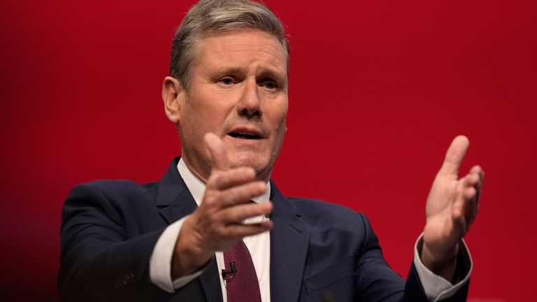 Le chef du parti travailliste britannique Keir Starmer fait un geste alors qu'il prononce son discours lors de la conférence annuelle du parti à Brighton, en Angleterre, le mercredi 29 septembre 2021 PIC:AP