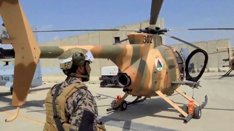 A tálibok belépésekor a repülőtéren készített felvételeken MD-530 típusú szállítóhelikopterek láthatók.  Hitel: Nabih Busol / LA Times