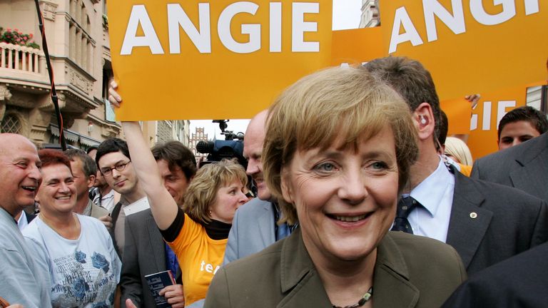 Angela Merkel, leader de l'Union chrétienne-démocrate (CDU) allemande arrive pour un rassemblement électoral dans la ville de Wittenberg, dans l'est de l'Allemagne, le 15 août 2005. REUTERS/Fabrizio Bensch FAB/JOH