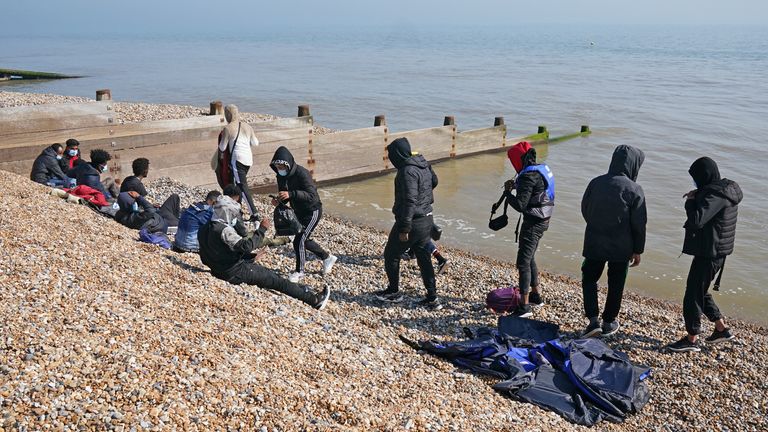 گروهی از افرادی که تصور می شود مهاجران هستند پس از رهگیری توسط خدمه RNLI در پی حادثه قایق کوچک در کانال ، به ساحل در Kingsdown ، Kent منتقل می شوند.  تاریخ تصویر: سه شنبه 7 سپتامبر 2021.