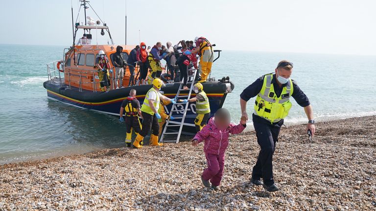 Un groupe de personnes soupçonnées d'être des migrants est débarqué du canot de sauvetage local à Dungeness dans le Kent, après avoir été récupéré à la suite d'un incident avec un petit bateau dans la Manche.  Photo date : lundi 6 septembre 2021.