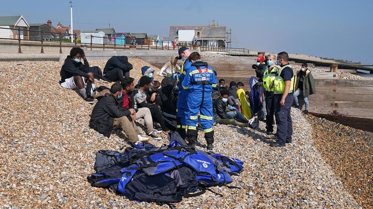 گروهی از افرادی که تصور می شود مهاجران هستند پس از رهگیری توسط خدمه RNLI در پی حادثه قایق کوچک در کانال ، به ساحل در Kingsdown ، Kent منتقل می شوند.  تاریخ تصویر: سه شنبه 7 سپتامبر 2021.