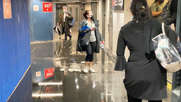 جاری شدن سیل در ایستگاه پن نیویورک در طول رکورد باران