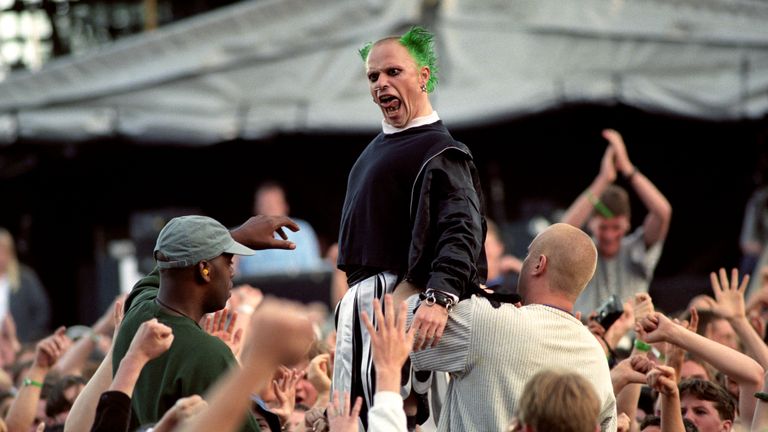 Keith Flint de The Prodigy se produisant à l'un des célèbres concerts d'Oasis à Knebworth en août 1996
