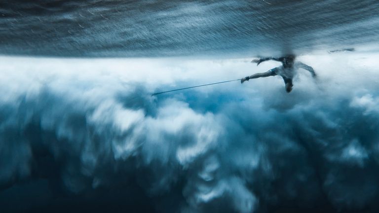 Ce surfeur a été capturé sous la surface à Tahiti, en Polynésie française.  Photo : Ben Thouard/Ocean Photography Awards