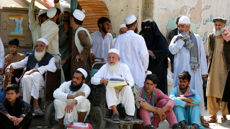 Des Afghans attendent à la frontière pakistanaise.  Photo : AP