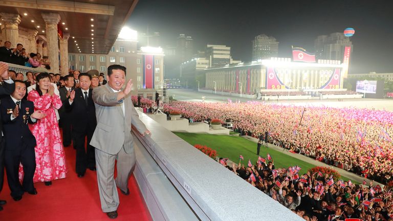 Le leader nord-coréen Kim Jong Un (à droite) assiste à un défilé paramilitaire organisé pour marquer le 73e anniversaire de la fondation de la république sur la place Kim Il Sung à Pyongyang sur cette image non datée fournie par l'agence de presse centrale coréenne de la Corée du Nord le 9 septembre. 2021. KCNA via REUTERS